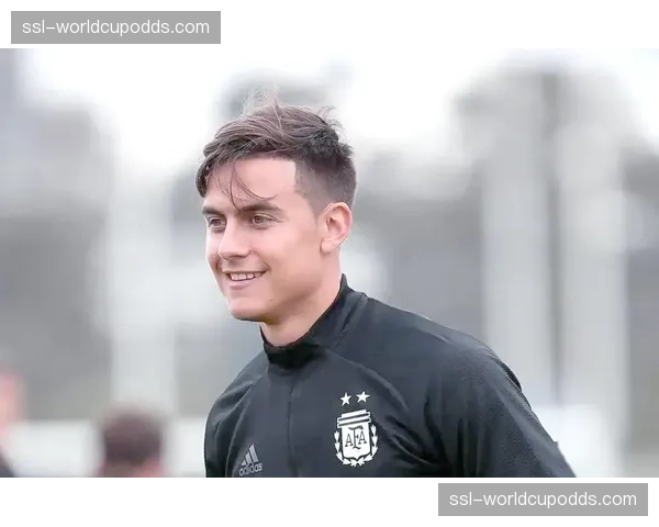 即时:尤文对阵罗马,迪巴拉主罚任意球击中横梁,跟进的布雷默补射破门