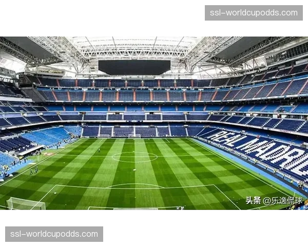 特写：诺坎普球场外，球迷自发纪念克鲁伊夫逝世十周年